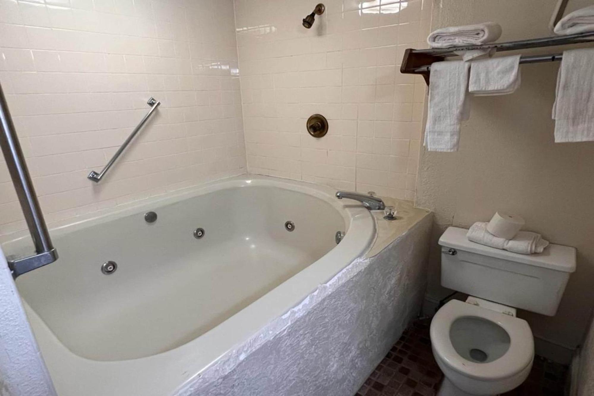 Super Inn&Suites Milledgeville Bagian luar foto